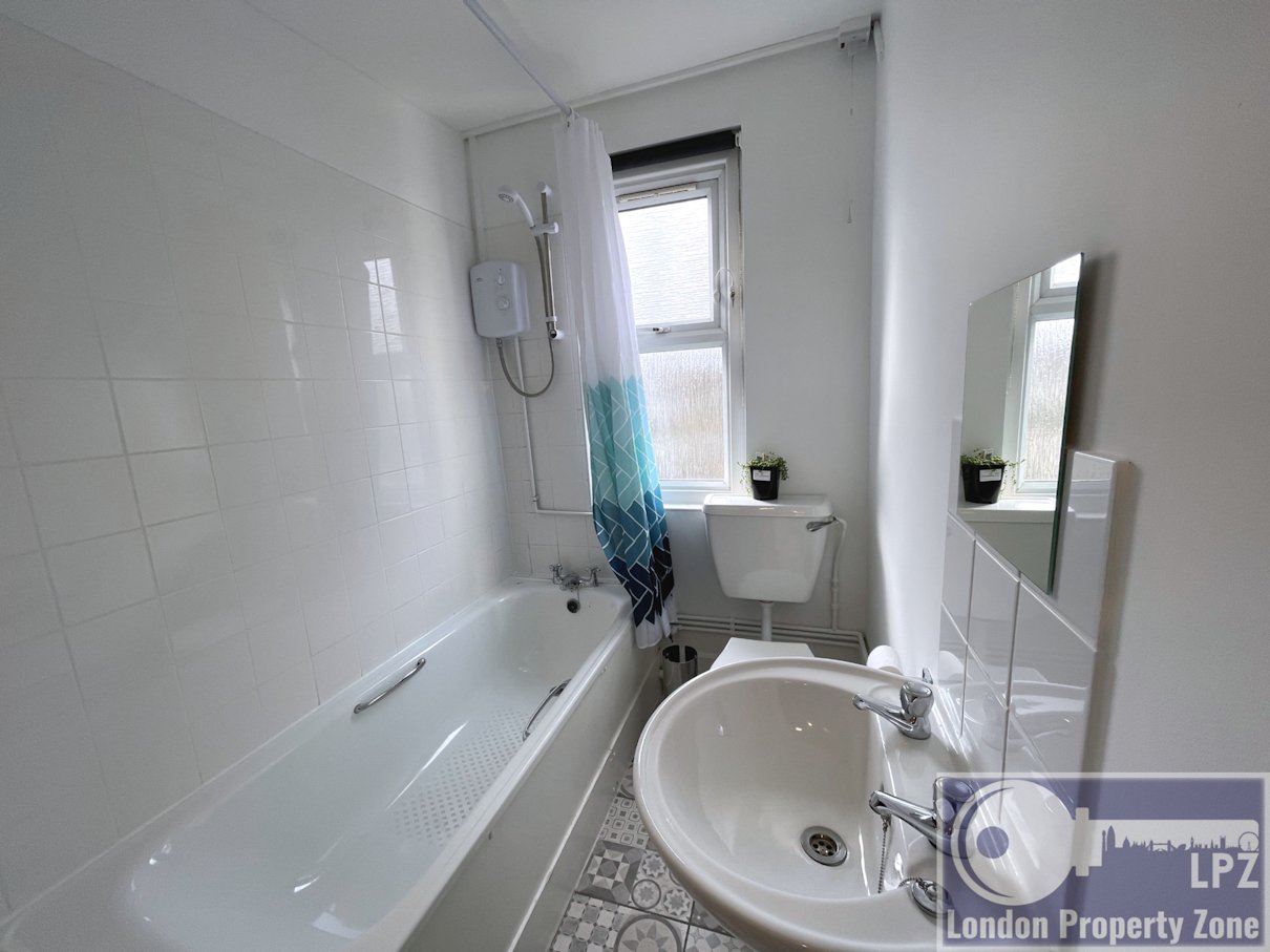 Highbury,United Kingdom,2 Bedrooms Bedrooms,1 BathroomBathrooms,Flat / Apartment,1172